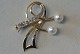 Broche med 
Brillianter og 
Perler, 14 
karat 
Stempel: 585 
Størrelse 2,7 
x 2,8 cm.
Flot ...