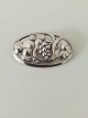 Georg Jensen 
Sterling Sølv 
Broche No 177B. 
Måler 5,2 cm x 
3,2 cm. Med 
ældre stempler. 
Vejer 16 g