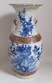 Large Chinese 
vase in 
porcelain, 19th 
century. Grey 
mite, blue 
decorated with 
flowers. With 
...
