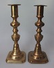 Pair of English 
brass 
candlesticks, 
19th century. 8 
octagonal base 
and basluster 
strain. H .: 
...