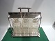 Tantalus in 
stain, England 
approx. 1880.
With three 
quads in glass.
Tantalusen is 
32cm. long ...