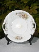 Bing & Gröndahl 
Porzellan. B&G  
Antikke 
Kuchenteller 
mit 
Blumenbemalung. 
Durchmesser 25 
cm. ...