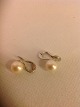 Pearl ear 
clips.
White Gold 14k 
585
Sautsea beads 
9 mm.
Nypolert and 
...