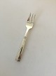 Champagne O. V. 
Mogensen Silver 
Cake Fork. 
Measures 14,3 
cm (5 5/8").