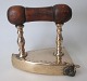Minor iron 
brass, 19th 
century. 
Denmark. With 
decoration. 
Stamped: PA. L 
.: 12 cm. B .: 
8 cm. H ...