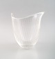 Tapio Wirkkala 
for Iittala. 
Finland, app. 
1960.
Clear glass 
vase with 
engraved 
decoration in 
...