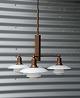 Loftslampe i 
bruneret 
messing med tre 
opalhvide 
glasskærme.
loftledning 
skjuler følger 
...