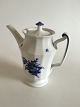 Royal 
Copenhagen Blå 
Blomst Angular 
Coffee Pot No 
8502. 21 cm 
tall (8 17/64 
in)
