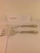 Fish serving 
set. in silver.
consisting of 
fish knife and 
fork 
fiskeseverings.
Richly ...