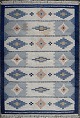 Rölakan tæppe med geometrisk mønster i blå nuancer. 
