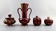 Samling 'Rød 
Rubin' af 
keramik med rød 
glasur med 
guldkant, 
fremstillet hos 
Upsala-Ekeby, 
Gefle. ...