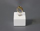 Georg Jensen 
ring in 18 ct. 
gold with a 
sapphire from 
the 1920s, 
number 137.
1,8 cm.