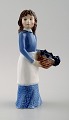 Bing & Grøndahl figur i porcelæn af pige med kurv. 
