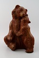Arne Bang 1901-1983. Figur af stentøj i form af bjørn med unge, Signeret AB.