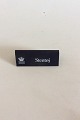 Royal 
Copenhagen 
Dealer 
Advertising 
Sign in Plastic 
"Stoneware"
Measures 
10,5cm x 4,2cm.