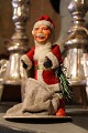 Old Christmas 
decorations, 
Santa Claus 
with Christmas 
stocking in 
fabric.
Height: 16 cm.