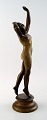 Art deco bronzefigur af kvinde monteret på rund sokkel.
