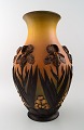 Sjælden Ipsens enke art nouveau stor keramikvase, blomster i relief.
