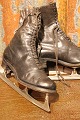 A couple of 
decorative, old 
skates in 
leather with 
very fine 
patina.