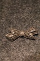Old brooch in 
silver with 
lots of little 
shiny 
magasiter. 
Measures: 
5x2cm.