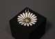 Daisy pendant 
in 925 sterling 
silver and 
enamel by 
Ka.La.
Dia - 3 cm.