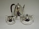 Hans Hansen. 
Sterling (925). 
Coffee Service. 
3 pieces. 
Produced 1939. 
Height of 
coffee pot 18 
cm.