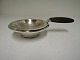 Hingelberg. 
Sterling (925). 
Tea Strainer 
with saucer. 
Diameter 9 cm. 
produced in 
1937