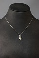 14 ct. 
Whitegold 
necklace with 
pendant with 6 
small Pearls 
and small 
diamond, 
stamped KH.
L - ...