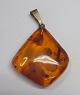 Polished amber 
pendant, 20th 
century. Weight 
.: 5.4 grams. 
3.6 x 3.2 cm. 
With eyelet in 
brass.