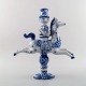 Bjørn Wiinblad keramikfigur fra det blå hus.
Figur / lysestage rytter til hest med plads til et lys.
Dekorationsnummer L4.