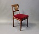 Antik stol i mahogni med rødt polstret sæde fra 1910 i stilen sen Empire.
5000m2 udstilling.