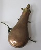 Powder horn in copper, 19th century. Denmark. With brass fitting. Without decoration. L .: 20 cm.