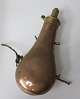 Powder horn in 
copper, 19th 
century. 
Denmark. With 
brass fitting. 
Without 
decoration. L 
.: 20 cm.