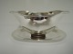 Hingelberg. 
Sterling (925). 
Oval sauce 
boat. Length 18 
cm. Produced 
from 1937 to 
1944.