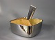 Bowl with 
seperater in 
wood and 
nutcracker by 
Bodum.
H - 10 cm and 
W/D - 20 cm.