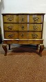 Baroque chest 
of drawers of 
oak approx. 
Year 
1750Straight 
broken front 
with three 
drawers, ...
