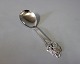 Server with 
grape motif, 
shaft of 
hallmarked 
silver and 
spoon of steel.
L - 21,5 cm 
and W - 6 cm.