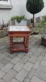 Oak lamp table 
with 9 tiles 
decorated with 
biblical motif 
Height 52.5 cm 
Top plate 45.5 
x 45.5 cm.