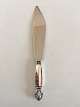 Georg Jensen 
Acanthus Cake 
Knife in 
Sterling Silver 
and Stainless 
Steel. Measures 
26.5 cm / 10 
7/16"