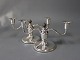 A pair of 
two-armed  
candlesticks in 
hallmarked 
silver an 
decorated with 
ebony, stamped 
SJ.
H - ...