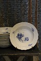 Royal 
Copenhagen Blue 
Flower Curved 
deep 
plate.Dia.: 
22cm. 
Decoration 
number: 
10/1616.
1.sort. ...