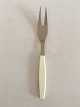 Georg Jensen 
Strata, White 
Meat Fork. In 
stainless steel 
and plast. 
Measures 18.5 
cm / 7 9/32 in.