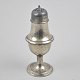 English pepper 
pot in pewter. 
19th century. 
H: 11 cm.