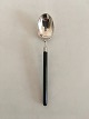 Hans Hansen 
Amalie Tea 
Spoon / Child 
Spoon in 
Sterling Silver 
with Black 
Plast Handle. 
14.5 cm L ...