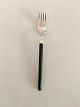 Hans Hansen 
Amalie Child 
Fork in 
Sterling Silver 
with Black 
Plast Handle. 
14.5 cm L (5 
45/64")