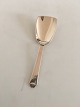 Hans Hansen 
Arvesølv No. 4 
Sugar Shovel. 
12 cm L (4 
23/32")