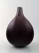 Axel Salto for Royal Copenhagen: Stor vase af stentøj dekoreret med 
okseblodsglasur.
