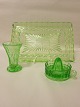 Tray, Vase and item for squeezing lemons, green 
glass.
Tray 29,5 x 19,5cm, Vase H: 10,5cm, and item for 
squeezing lemons diam: 9,5cm.