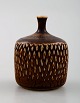 Stig Lindberg (1916-1982), Gustavsberg Studio hand, keramik miniature vase.