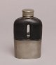 Pewter hip 
flask with 
imitation 
leather. 19th 
C. Stamped: 
Made in 
England, 30Z. 
H: 10.5 cm.